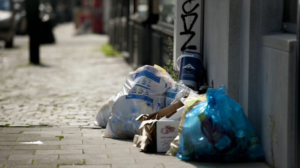 Bruxelles : début du "triathlon de la propreté" alors que la quantité de déchets clandestins augmente dans la capitale