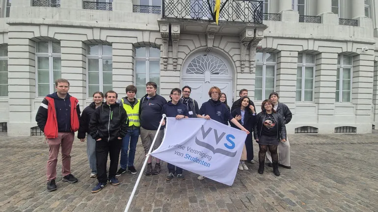 Bruxelles-Ville : un millier de chaises vides sur la place des Martyrs pour dénoncer les coupes dans l’enseignement supérieur flamand