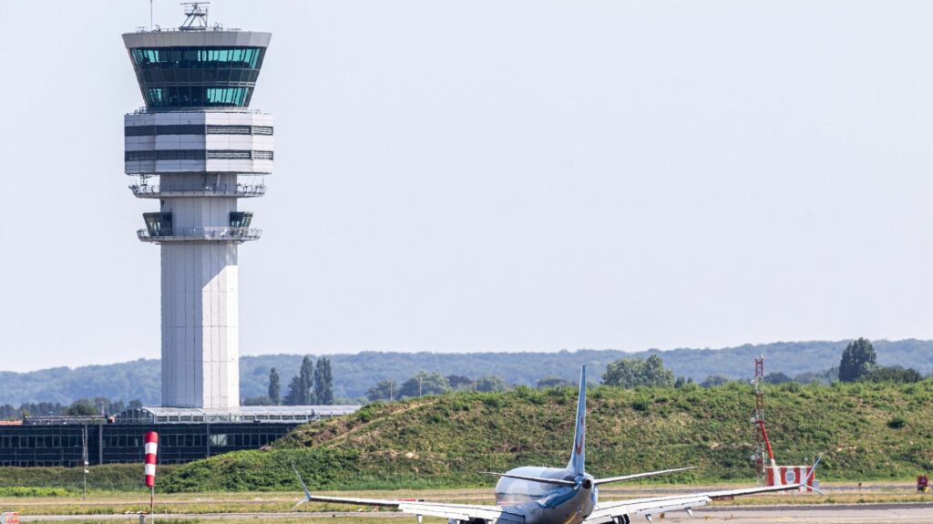 Les aéroports de Bruxelles et de Liège fermés après des signalements de drones : les vols déviés