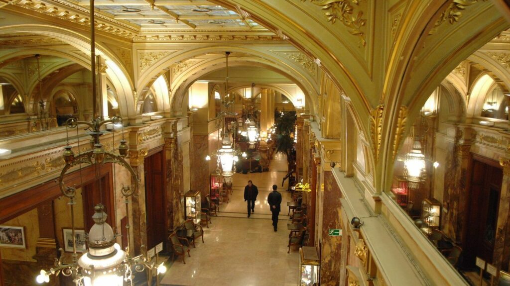Bruxelles : le mobilier de l'Hôtel Métropole sera mis aux enchères en octobre
