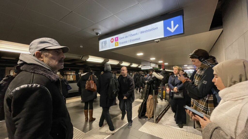 Bruxelles : toutes les lignes de métro brièvement à l’arrêt en raison d’un problème technique