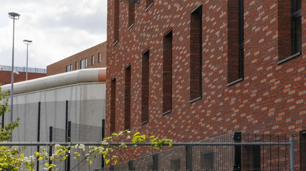 Enquête pour corruption à la prison de Haren : 3 personnes placées sous mandat d’arrêt