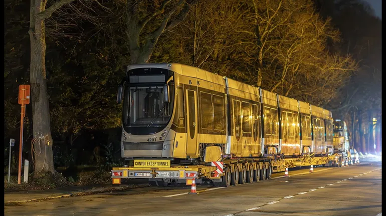 Arrivée du premier tram nouvelle génération long au dépôt STIB de Haren