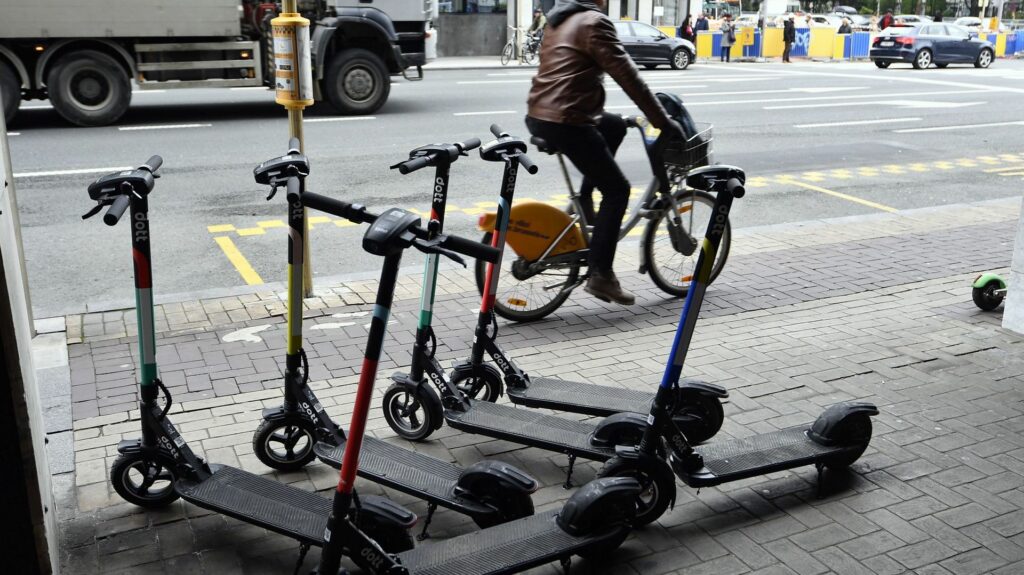 Bruxelles : interdire les trottinettes partagées en réponse au trafic de drogues ? Inutile, disent les opérateurs