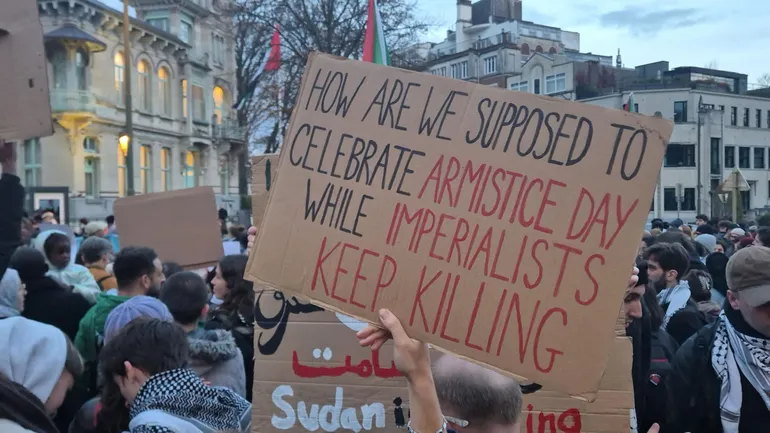 Conflit au Soudan : plusieurs centaines de manifestants devant l'ambassade des Émirats arabes unis à Bruxelles