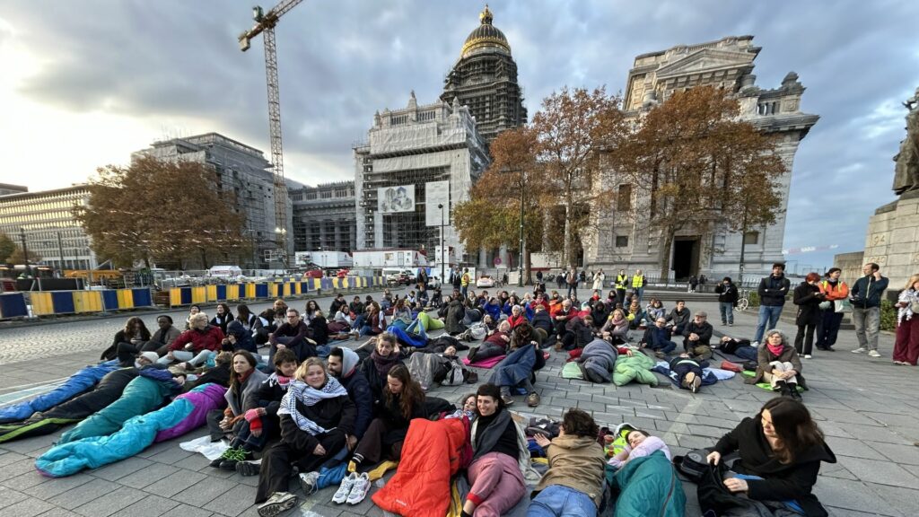 Des associations mènent une action symbolique devant le palais de justice de Bruxelles : "Ce n’est plus une crise de l’accueil. C’est un choix politique posé de non-accueil"