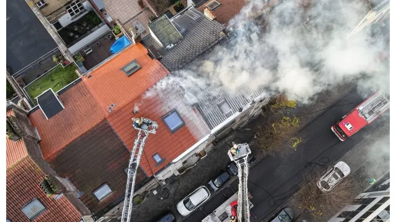 Bruxelles : l'important incendie de toiture rue de Russie près de la gare du Midi est maîtrisé