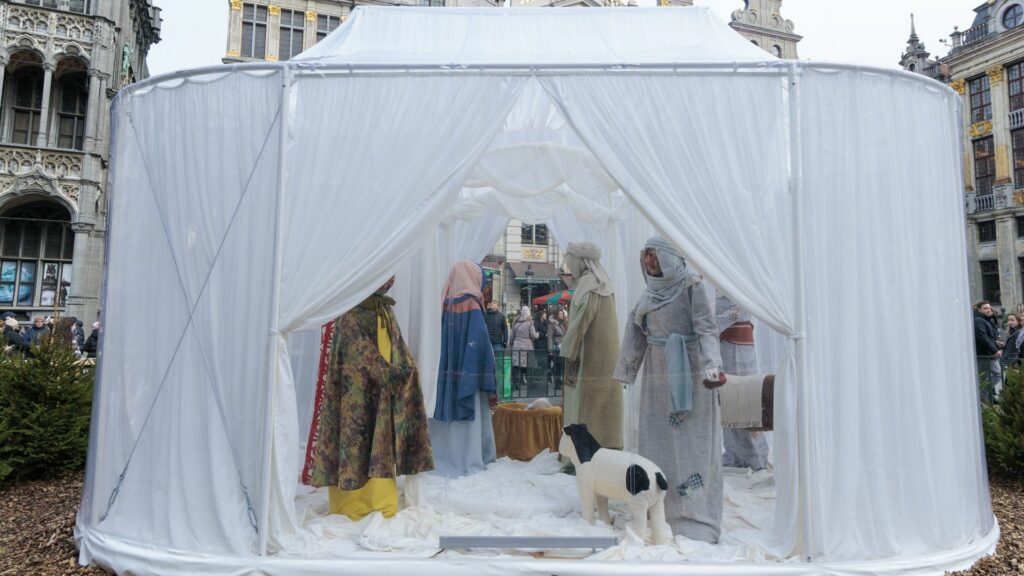 "Free Palestine" tagué sur la crèche de la Grand Place de Bruxelles