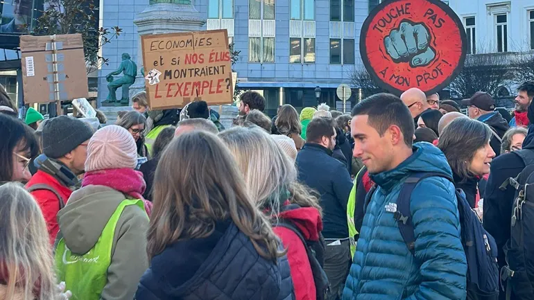 "Ne votez pas ce texte !" : 5000 à 7000 manifestants contre les économies programmées en Fédération Wallonie‑Bruxelles