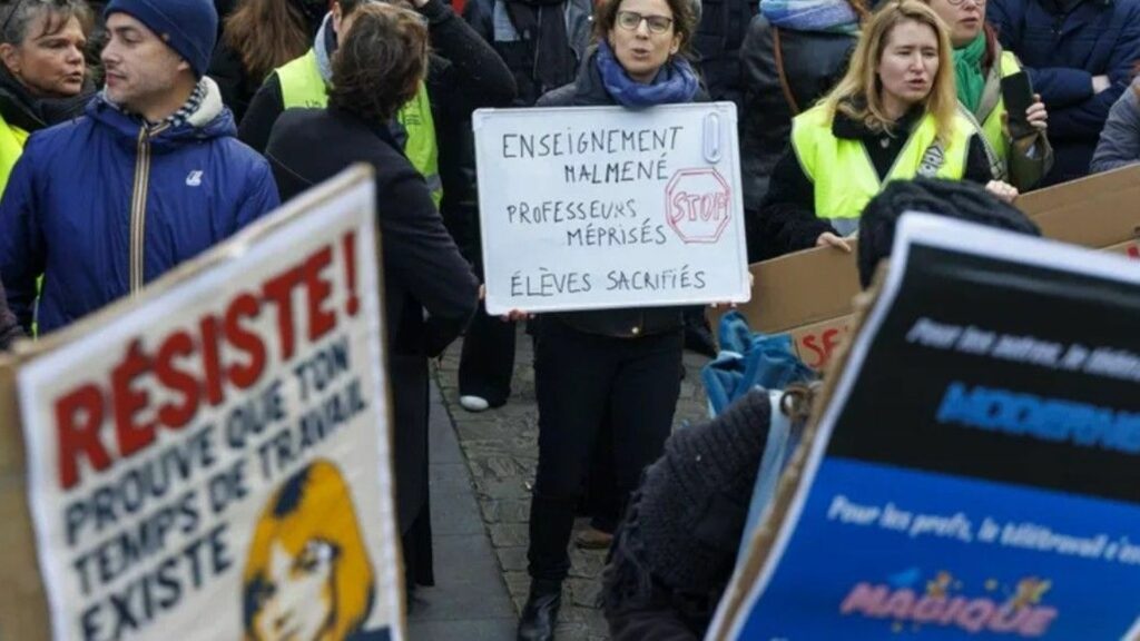 Rassemblements devant plusieurs maisons communales à Bruxelles pour défendre l’école