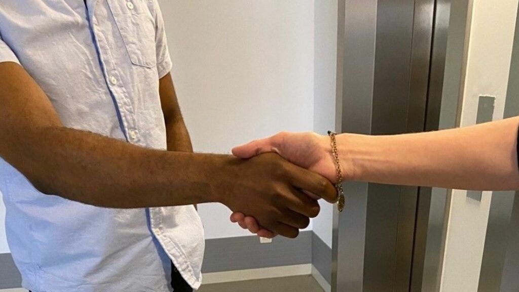 Bruxelles : Iriscare augmente les subventions de l’aide à domicile