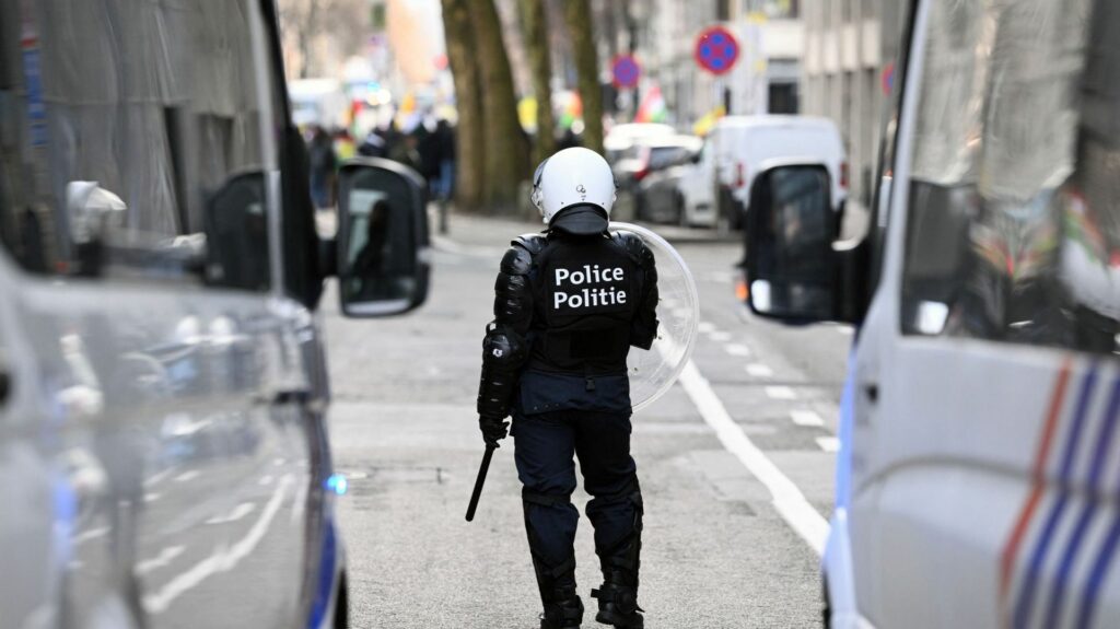 Trois suspects placés sous mandat d’arrêt après des violences contre la police à Bruxelles