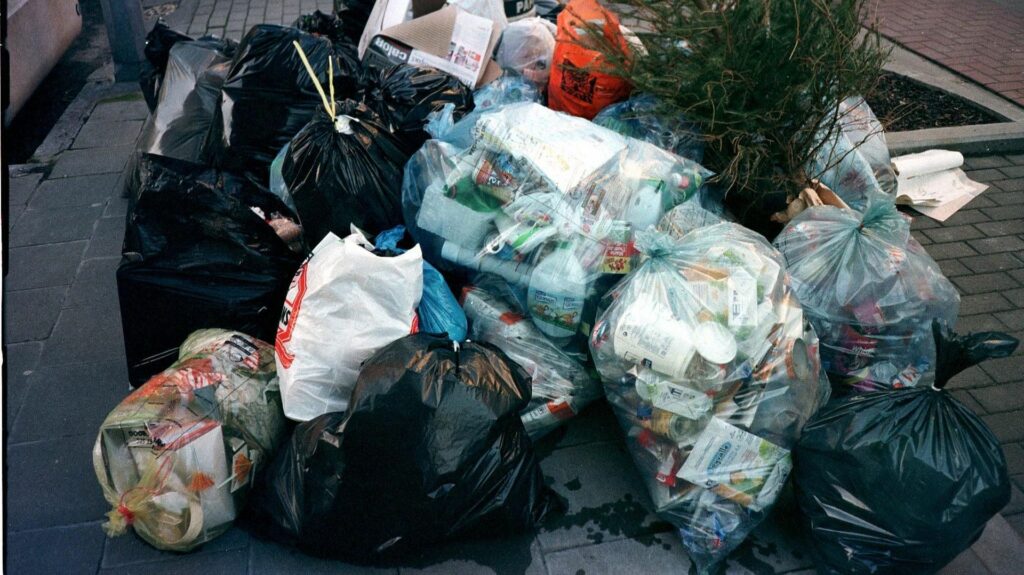 À Bruxelles, une amende sur trois pour dépôt clandestin concerne des non-résidents