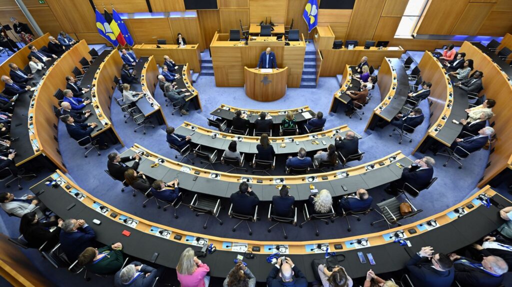 Bruxelles : accord MR-PS-Engagés sur les présidences des Parlements régionaux