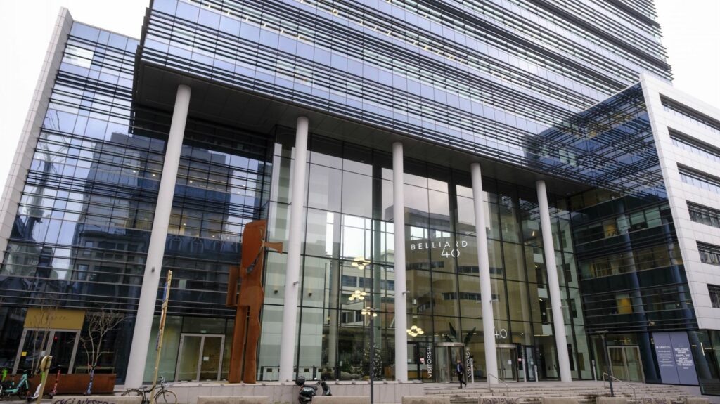 Bruxelles : le siège du lobby européen de la chimie Cefic bloqué par des militants d'Extinction Rebellion