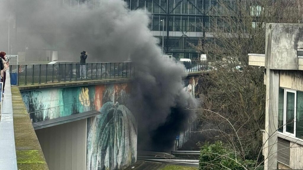 Bruxelles : un véhicule a pris feu dans le tunnel Reyers-Meiser. Le tunnel est fermé dans les deux sens.
