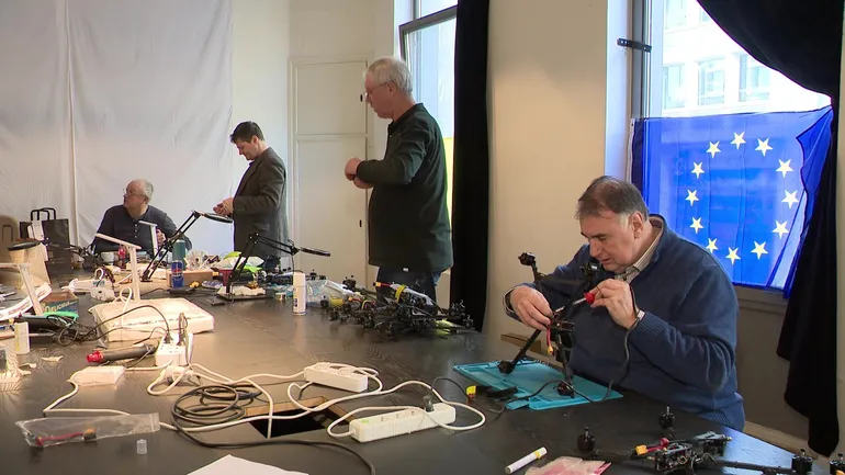 À Bruxelles, des bénévoles assemblent des drones pour les envoyer en Ukraine