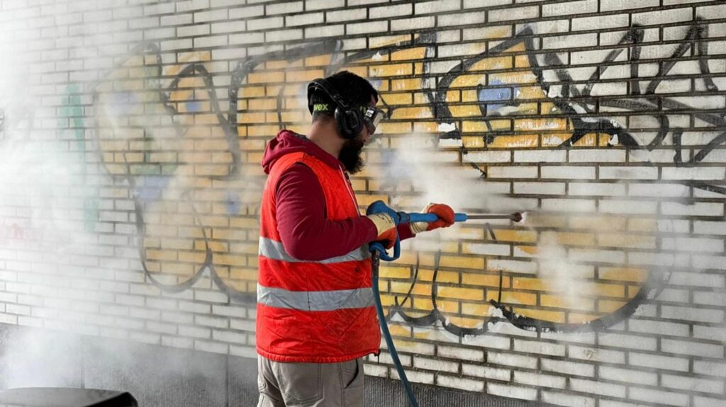 Bruxelles nettoie les tags à proximité de la station Maelbeek
