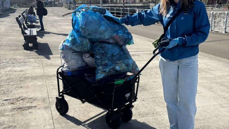 Bruxelles : pourquoi ne pas ramasser aussi des déchets, en se promenant au bord de l’eau ?