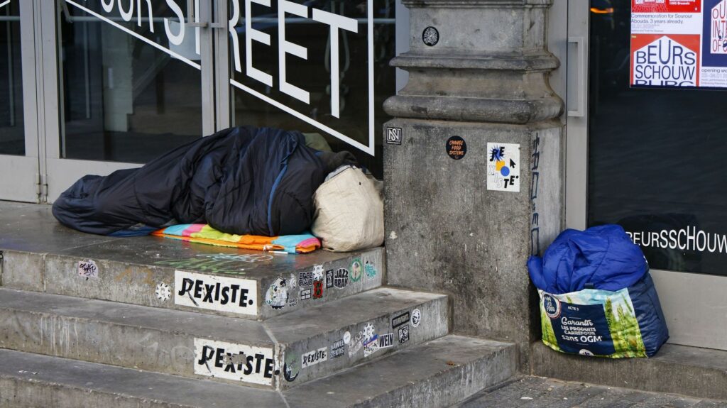 Des associations se mobilisent à Bruxelles pour sensibiliser à la réalité du sans-abrisme