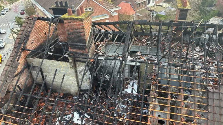 Important dégagement de fumée lors d'un incendie de toiture à Laeken