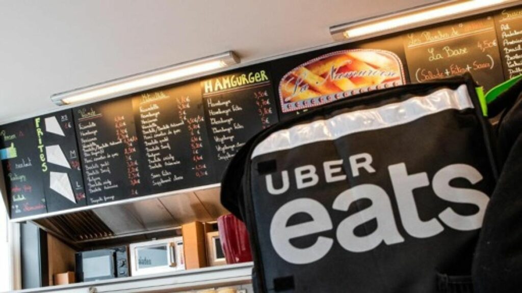 Tribunal du travail de Bruxelles : Uber Eats conteste le statut de salarié réclamé par trois de ses livreurs