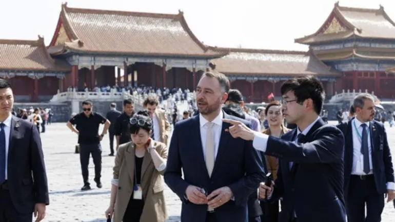 À la Cité interdite de Pékin, Maxime Prévot se projette dans la rénovation du pavillon chinois de Laeken
