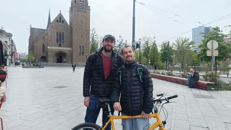 Bruxelles : un Allemand colle des affiches pour vous interpeller sur votre usage du smartphone