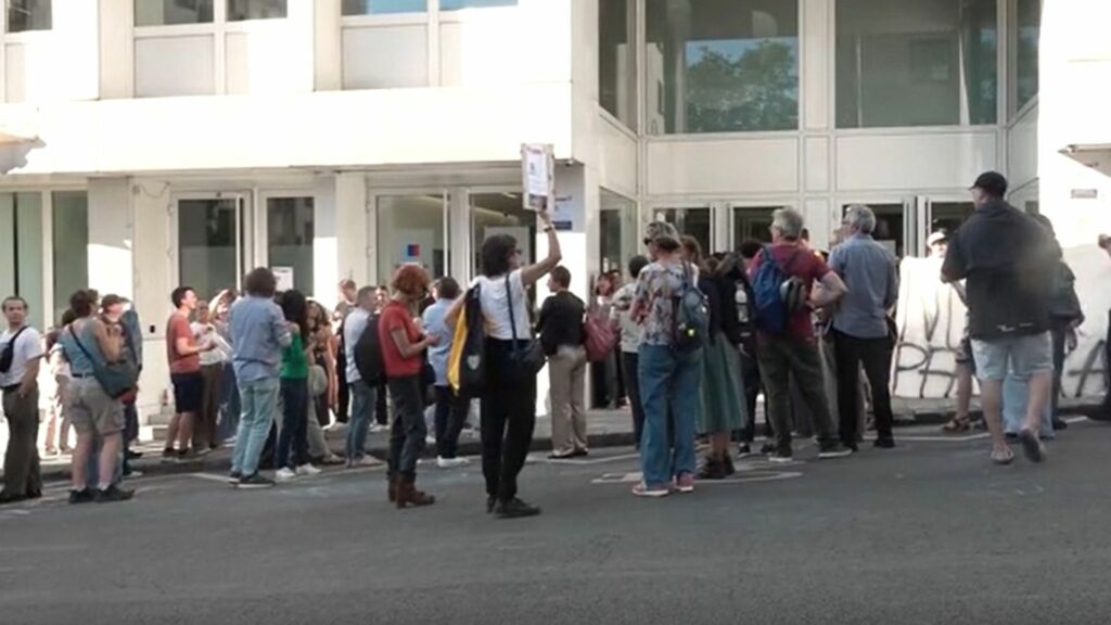 Bruxelles : des étudiants de l’UCLouvain Saint-Louis protestent pour dénoncer une conférence du centre Jean Gol