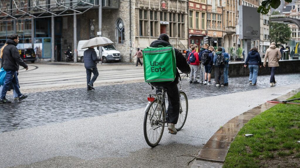 Bruxelles : le prononcé sur le statut de salarié de trois anciens livreurs Uber Eats reporté au 8 juin