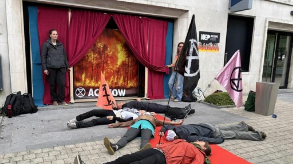 Bruxelles: Extinction Rebellion bloque l'accès au bâtiment d'un lobby pétrolier et gazier