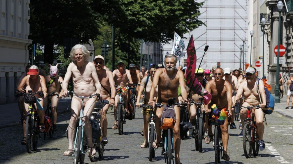 Cyclonudista : 150 cyclistes nus à Bruxelles pour la sécurité routière, le climat, la santé et l'acceptation de soi