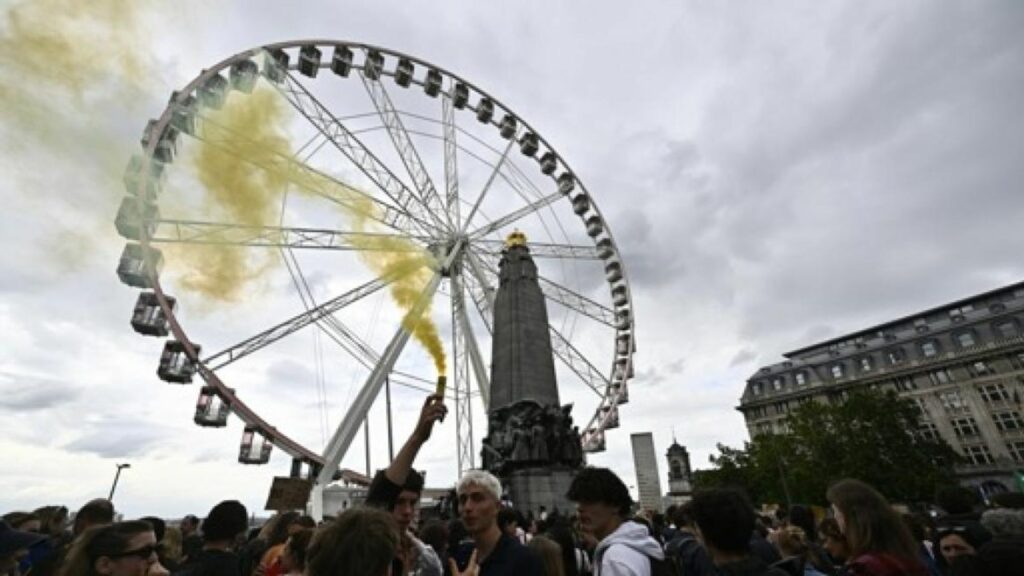 Des milliers de personnes rassemblées à Bruxelles contre les violences faites aux jeunes dans le cadre des manifestations dans l'enseignement