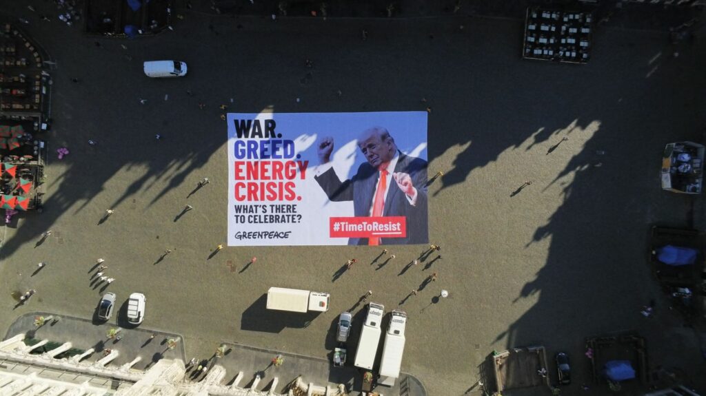 "Honteux que nos autorités déroulent le tapis rouge" à Trump : Greenpeace déploie une banderole géante sur la Grand-Place de Bruxelles