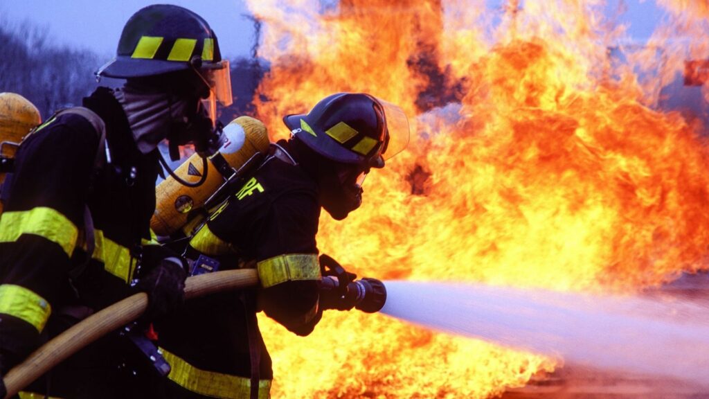 "Il fait super chaud" : on a tenté d'éteindre un feu à plus de 400 °C avec les pompiers de Bruxelles