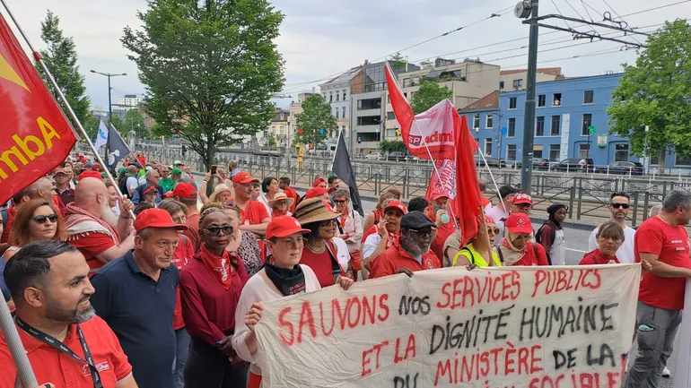 Un millier de manifestants du secteur associatif et services publics défilent à Bruxelles "pour la dignité humaine"