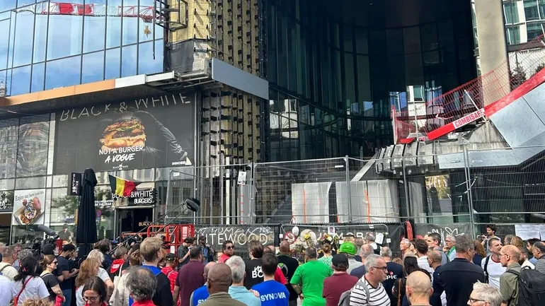 Bruxelles : une centaine de personnes rend hommage aux victimes de l’incendie du bâtiment Oxy