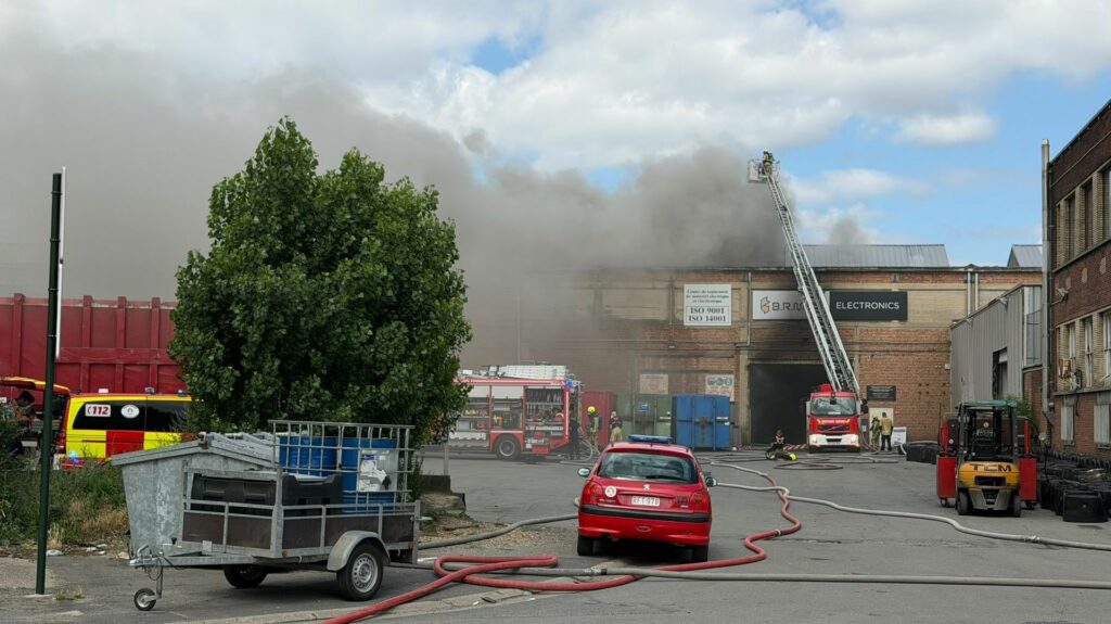 Incendie dans une entreprise de recyclage à Haren: les Bruxellois invités à garder portes et fenêtres fermées
