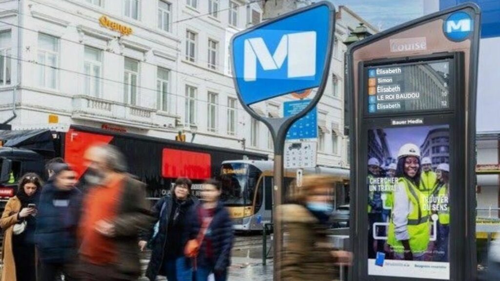 Les totems du métro de Bruxelles remportent un Red Dot Award