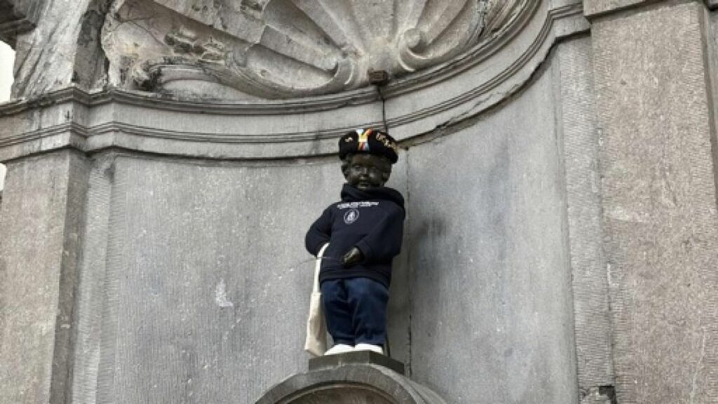 Le Manneken-Pis reçoit un costume d’étudiant de l’UCLouvain à Bruxelles