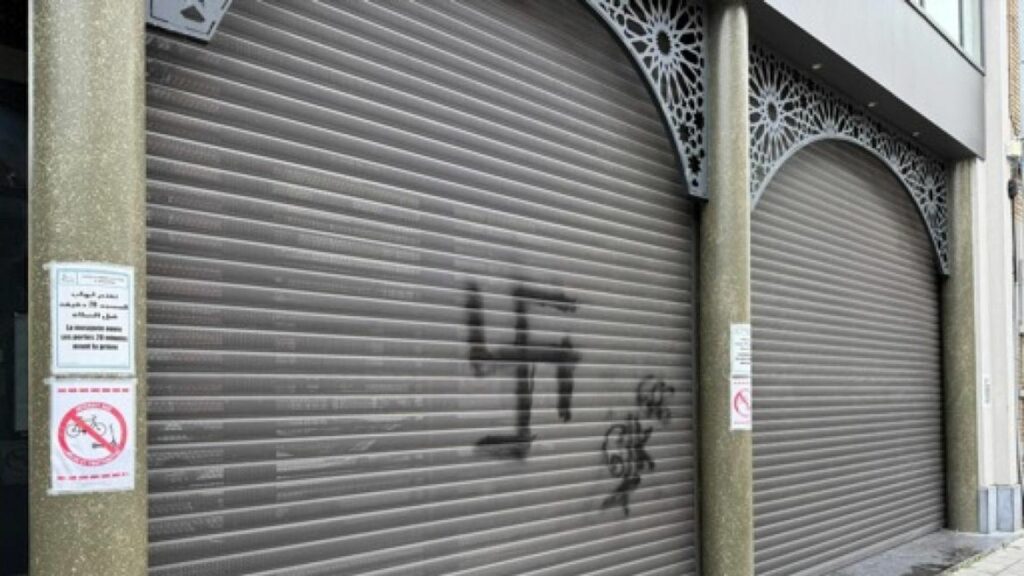 Croix gammée sur une mosquée à Laeken : la Ville de Bruxelles lance une enquête