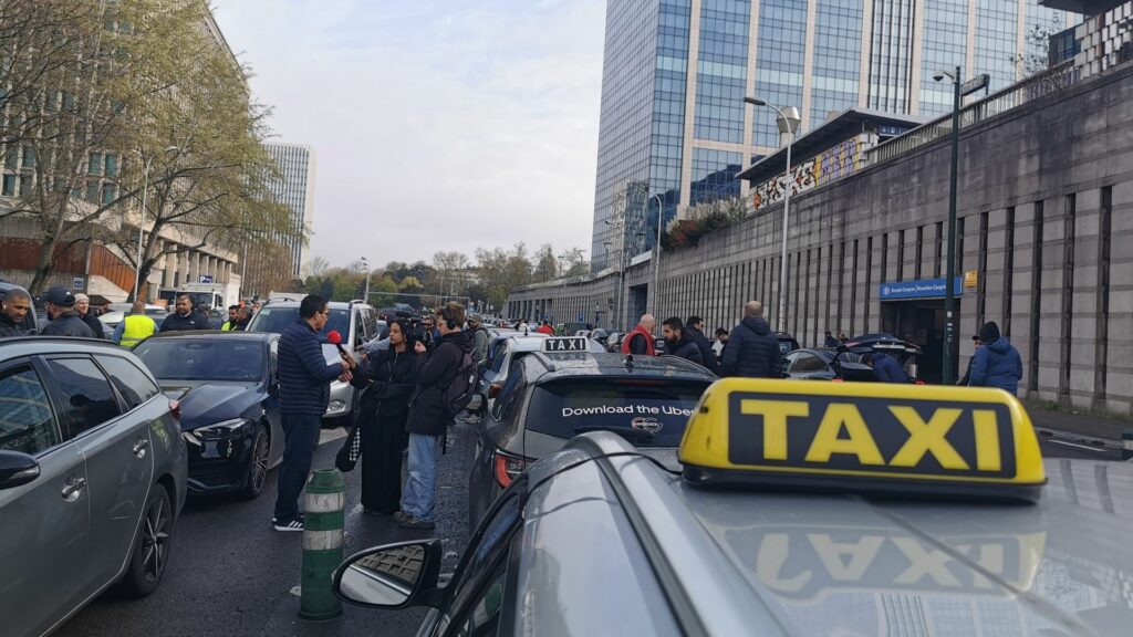 Les chauffeurs de taxis manifestent à Bruxelles après "dix ans d'asphyxie"
